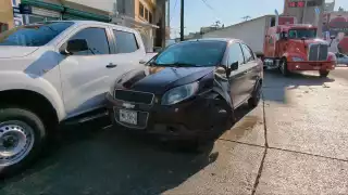 Accidente en la avenida 10 de Julio involucra un automóvil y un tractocamión.