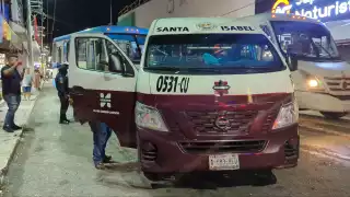 Un camión urbano y una combi colectiva chocaron en pleno centro de la ciudad.