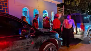 Conducta imprudente: cae de la azotea y genera emergencia en zona urbana