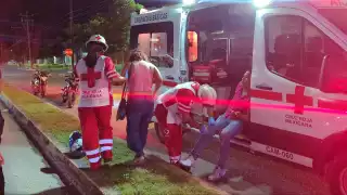 Motocicleta con familia es impactada por auto en fuga; hay lesionados