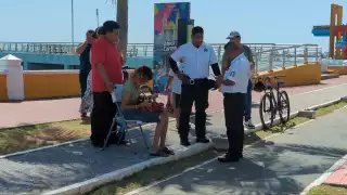 Paramédicos atienden a jovencita con aparente infarto en pleno centro; fue estabilizada en el lugar