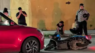 Paramédicos atienden a mujer tras colisión con automóvil Suzuki en Campeche