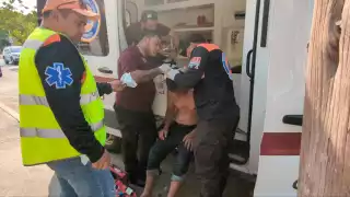 El hombre lesionado fue atendido por paramédicos y no tuvo que ser trasladado.
