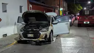 Le queman su vehículo con gasolina en la Colonia Morelos.