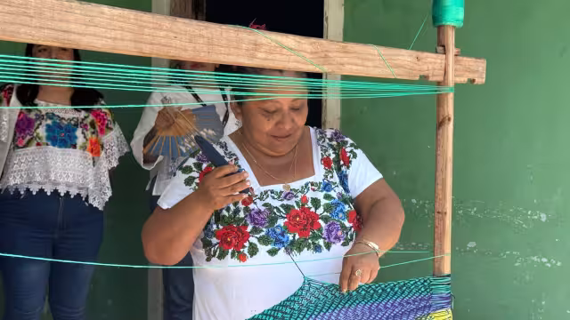 Se ofrecen recorridos en talleres elaboración de hamacas, tortillas a mano, chocolate, bordado y hasta la milpa