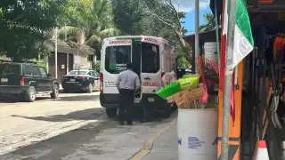 Mujer termina lesionada tras ser embestida por una camioneta en Tulum