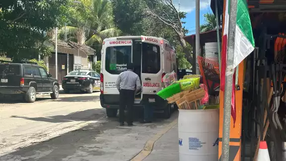 Paramédicos acudieron al lugar brindando atención médica a la mujer Paramédicos acudieron al lugar brindando atención médica a la mujer
