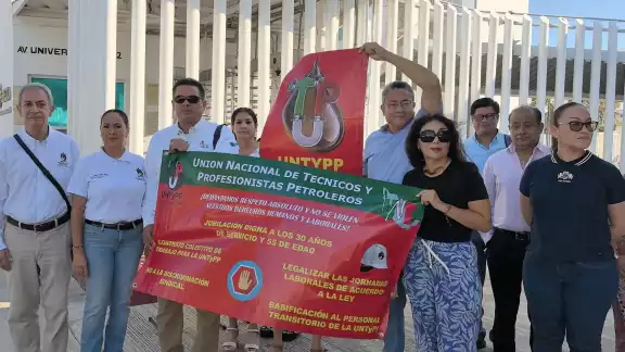 Técnicos y profesionistas petroleros protestaron en Ciudad del Carmen por el retraso en la restitución de su esquema original de jubilación. Técnicos y profesionistas petroleros protestaron en Ciudad del Carmen por el retraso en la restitución de su esquema original de jubilación.