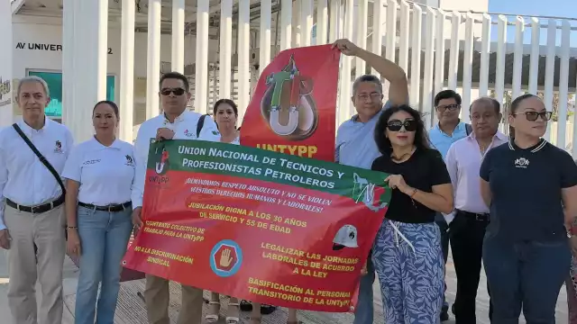 Técnicos y profesionistas petroleros protestaron en Ciudad del Carmen por el retraso en la restitución de su esquema original de jubilación.