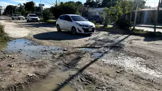 Avenida principal de Ucum sigue sin reparación tras un año de concluir trabajos ferroviarios