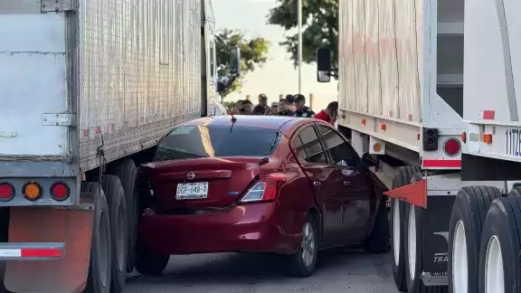 Aparatoso accidente en la colonia Puntilla dejó un auto prensado entre dos tractocamiones. Aparatoso accidente en la colonia Puntilla dejó un auto prensado entre dos tractocamiones.