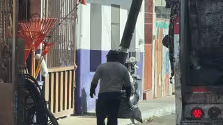 Alertan por poste inclinado que amenaza con caer en colonia San Patricio de Champotón