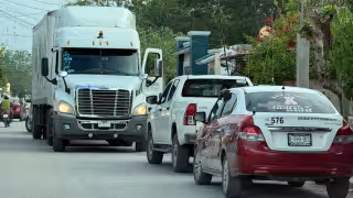 Vecinos de Champotón impiden la fuga de un tráiler que reventó cables y los dejó sin luz