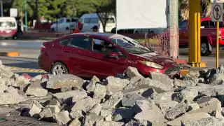 Por el sol, conductor en Ciudad del Carmen pierde el control y su auto termina sobre montículo de piedras