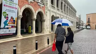 Turistas disfrutan del Centro de Mérida a pesar de la lluvia por el Frente Frío 15