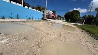 ¡Entre lodo, verdín y baches! Se hunde en el abandono la colonia “Lázaro Cárdenas” en Champotón