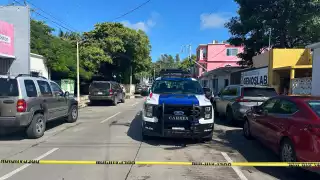 Línea de alta tensión revienta y cae sobre varios autos en la colonia Centro, en Ciudad del Carmen
