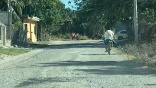 Vecinos de Los Manguitos exigen pavimentación y alumbrado en Champotón