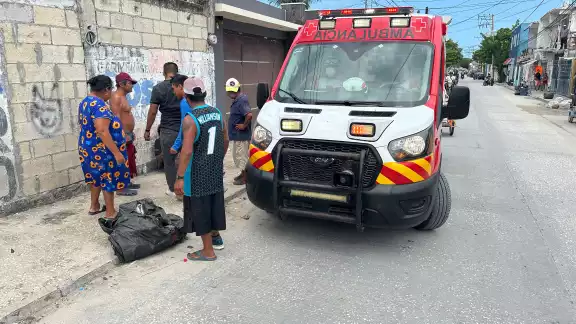 Movilización policiaca y de paramédicos en la colonia Manigua por presunto fallecido.