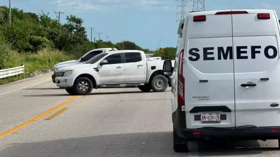 Personal de la fiscalía del servicio médico forense halló un cuerpo sin vida en la carretera Carmen-Puerto Real