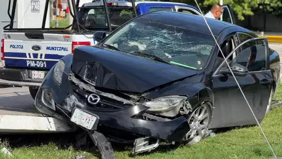 Conductor huye tras impactar su Mazda contra muro en colonia 23 de Julio, dejando el vehículo destrozado Conductor huye tras impactar su Mazda contra muro en colonia 23 de Julio, dejando el vehículo destrozado