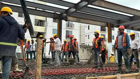 Inicialmente el contrato fure para la empresa campechana MAT CAMI S.A. de C.V., pero por desacuerdos se le rescindió y le fue otorgado a la constructora chilanga INMASIC Inicialmente el contrato fure para la empresa campechana MAT CAMI S.A. de C.V., pero por desacuerdos se le rescindió y le fue otorgado a la constructora chilanga INMASIC