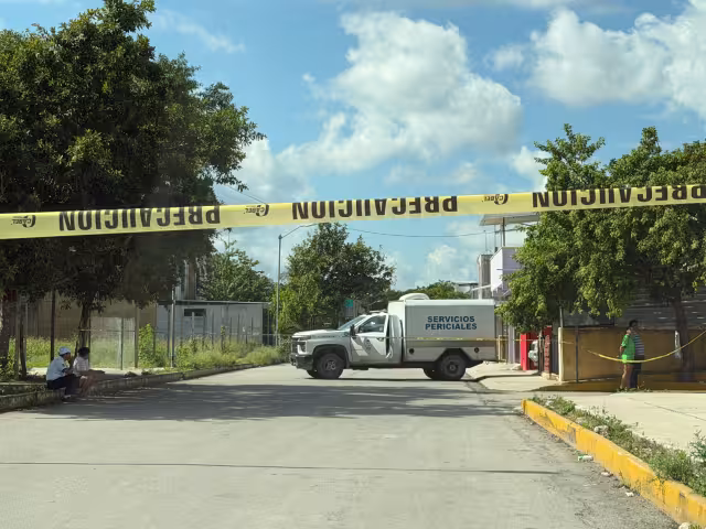 Los primeros informes señalaron que el hombre privó de la vida a su pareja para luego él salir por la puerta fals