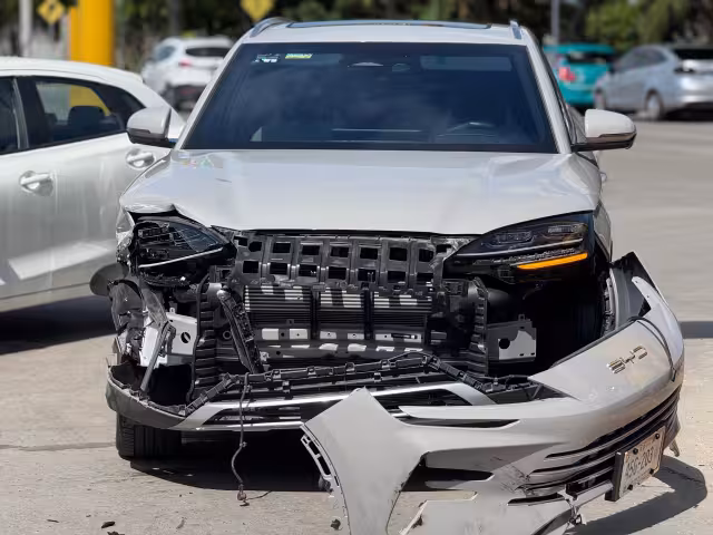 Caos vial en Isla del Carmen 2000 tras choque entre camioneta y camión repartidor