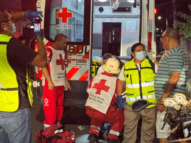 Paramédicos de la Cruz Roja valoraron al motociclista lesionado, quien no requirió traslado hospitalario