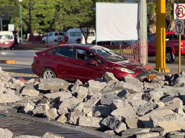 Auto termina sobre rocas por falta de visibilidad; conductor resultó ileso