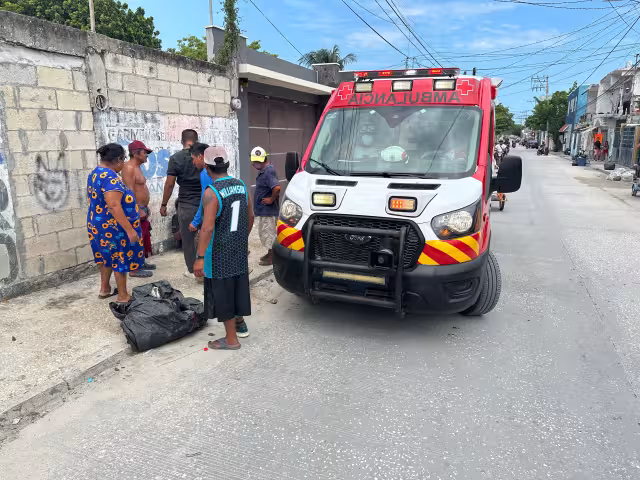 Movilización policiaca y de paramédicos en la colonia Manigua por presunto fallecido.