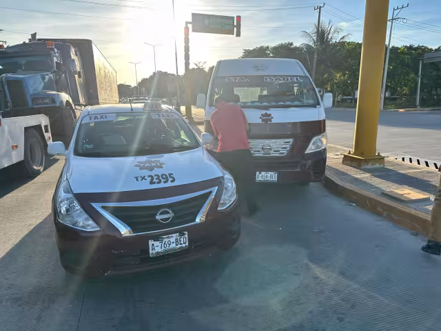 Percance vial entre taxi y combi bloquea tránsito en Isla del Carmen
