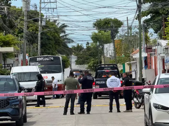 Si un auto está estacionado durante una balacera y recibe impactos, el seguro cubre los daños.