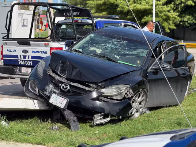 Conductor huye tras impactar su Mazda contra muro en colonia 23 de Julio, dejando el vehículo destrozado