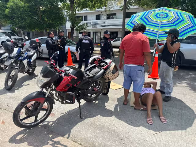 Pareja en motocicleta resulta lesionada tras choque en la Francisco I. Madero en Carmen