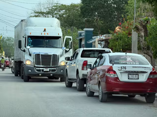 Un tráiler de una cadena de abarrotes regional derribó cables de electricidad en la colonia El Tajonal, en Champotón.