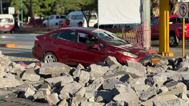 Auto termina sobre rocas por falta de visibilidad; conductor resultó ileso