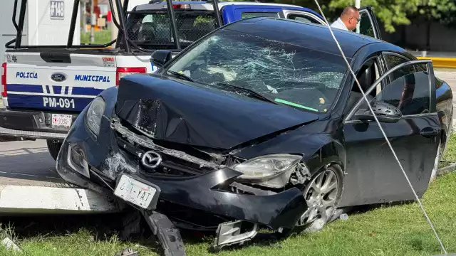 Conductor huye tras impactar su Mazda contra muro en colonia 23 de Julio, dejando el vehículo destrozado