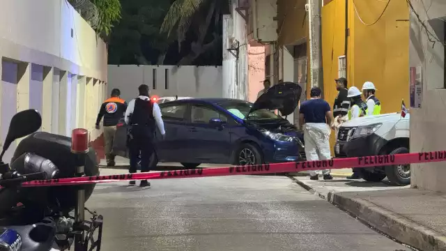 Conductor en presunto estado de ebriedad chocó contra un poste en la colonia Guanal.