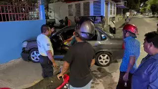 Vehículo se impacta contra muro de una casa en Campeche