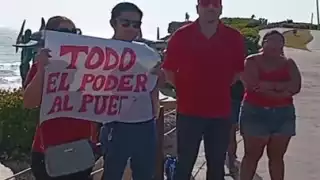 Una docena de militantes se reunieron en el malecón Caribe este domingo, rechazando los acuerdos del viernes pasado, en el que no fueron convocados