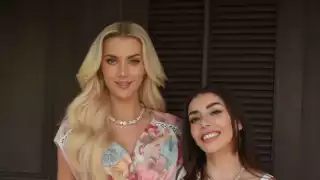 Karime presume foto con Miss Universo 2024 desde Tailandia