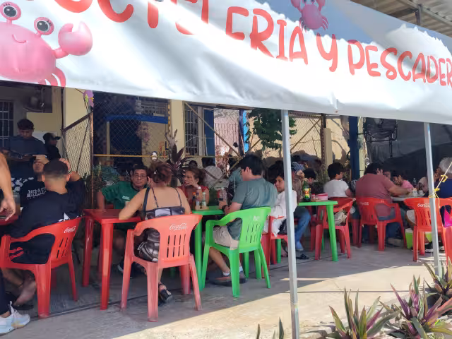 Entre trabajo y festejo: padres celebran en Champotón