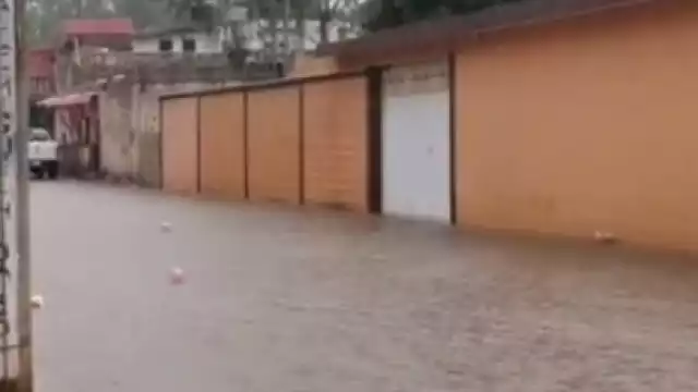 Poco después de las 3:00 de la tarde empezó a llover, pero a eso de las 4:00 arreció y se inundaron las calles