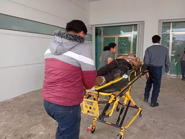 El hombre lesionado fue trasladado por paramédicos al hospital.