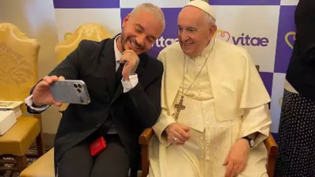 J Balvin, Alexander Hacha y otros famosos se reúnen con el Papa Francisco