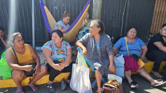 Personas que tienen a un ser querido internado en el O´Horán enfrentan las altas temperaturas bajo el Sol.