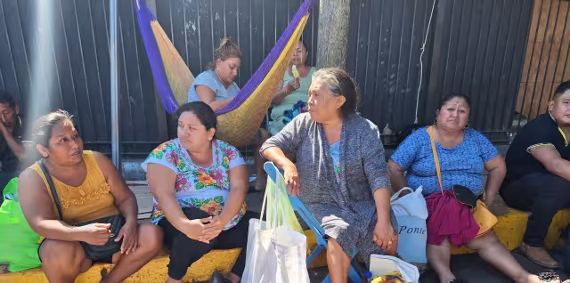 Personas que tienen a un ser querido internado en el O´Horán enfrentan las altas temperaturas bajo el Sol.