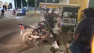 Mototaxi y automóvil protagonizan accidente y pelea frente al Palacio Municipal de Calkiní