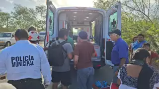 Otro accidente carretero; ahora una combi con 16 pasajeros se sale de la cinta asfáltica